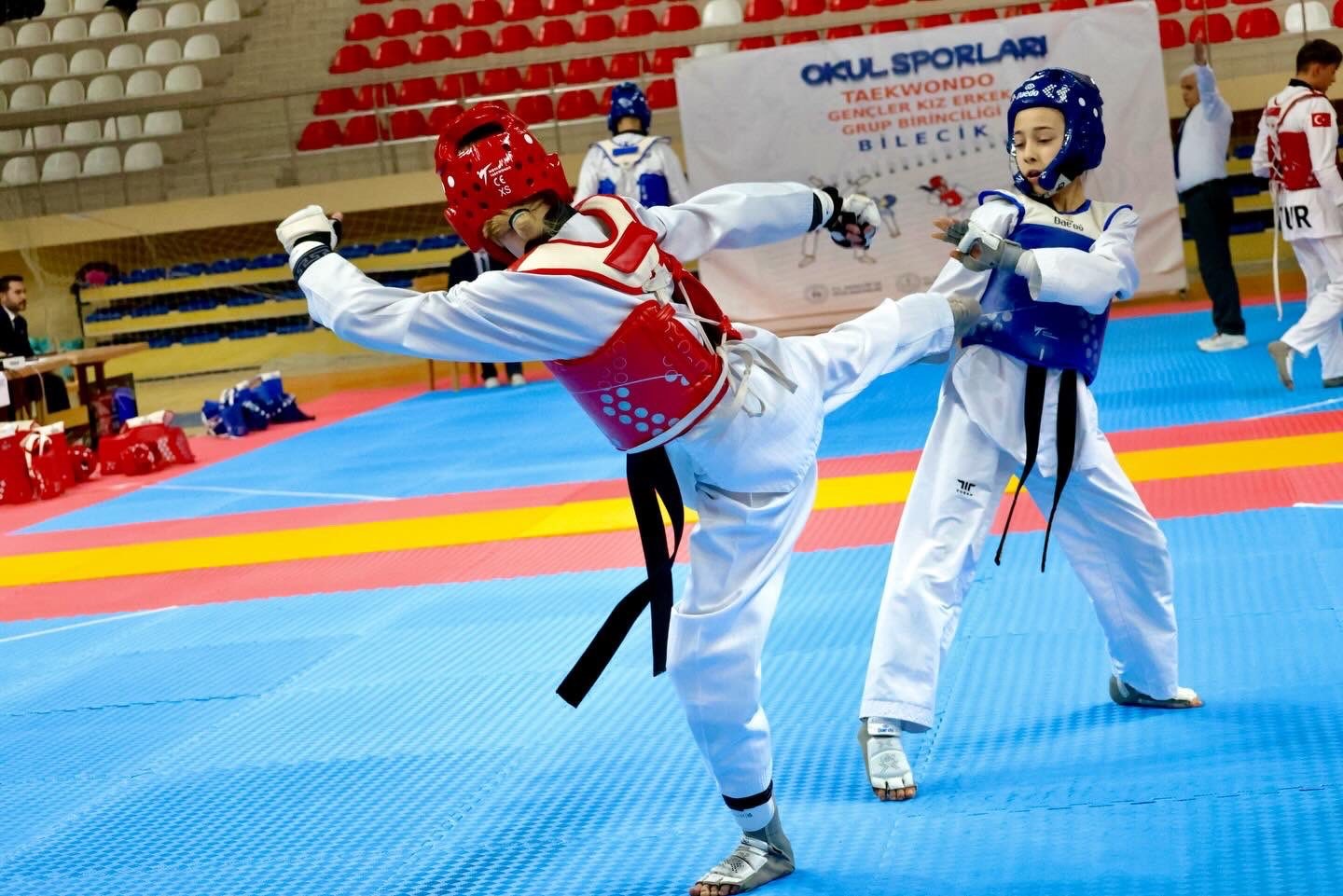 Bilecik&rsquo;te 400 sporcu tekvando grup m&uuml;sabakalarında ter d&ouml;kt&uuml;
