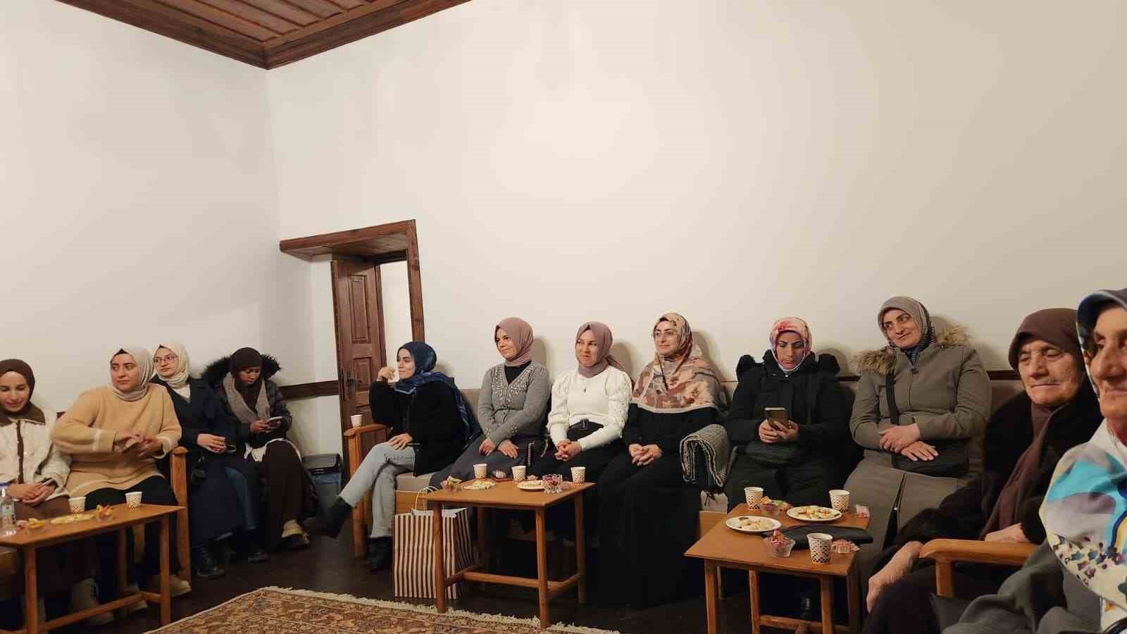 EBB Dil Ve Edebiyat Konağında şiirler, ilahiler ve t&uuml;rk&uuml;ler kadınlar i&ccedil;in okundu
