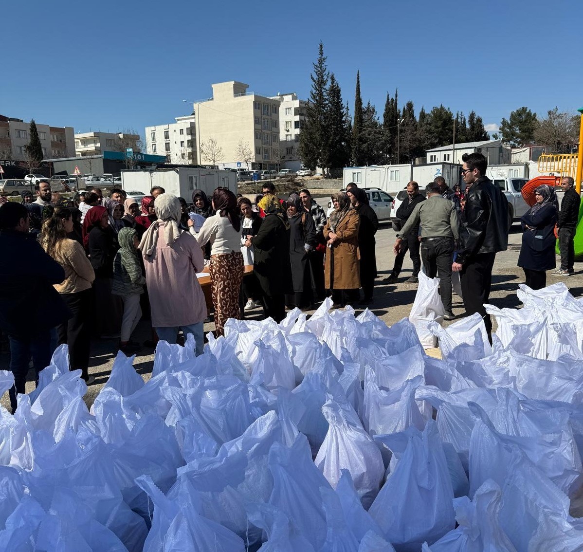 Hayırseverden binlerce aileye gıda yardımı