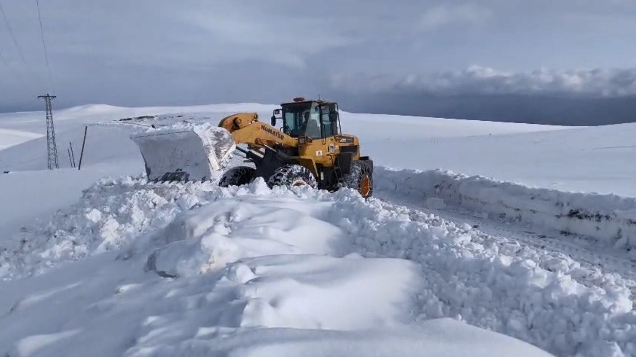 Kars&rsquo;ta 25 k&ouml;y yolu ulaşıma kapandı, ekipler seferber oldu
