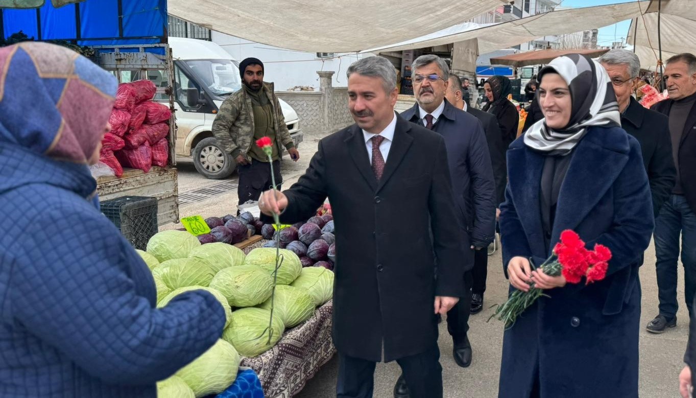AK Parti heyeti, kadınların kadınlar g&uuml;n&uuml;n&uuml; kutladı
