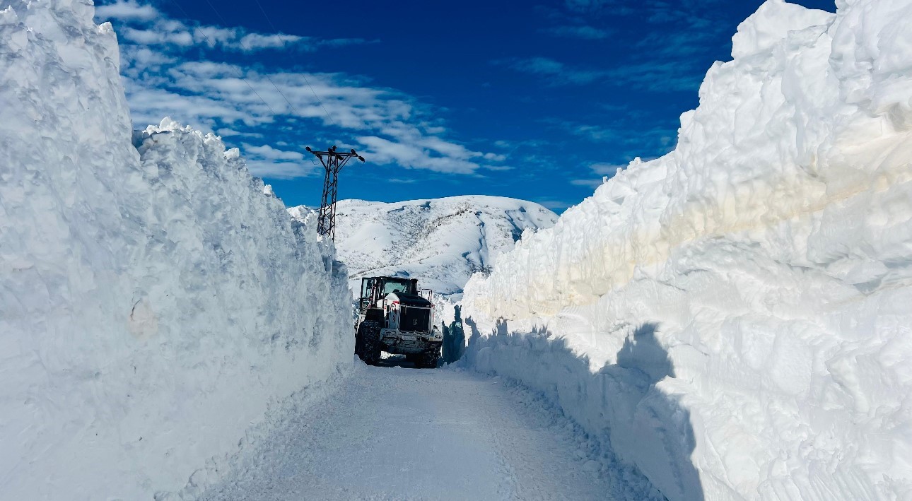 Hakkari&rsquo;de kapanan t&uuml;m k&ouml;y ve mezra yolları yeniden a&ccedil;ıldı
