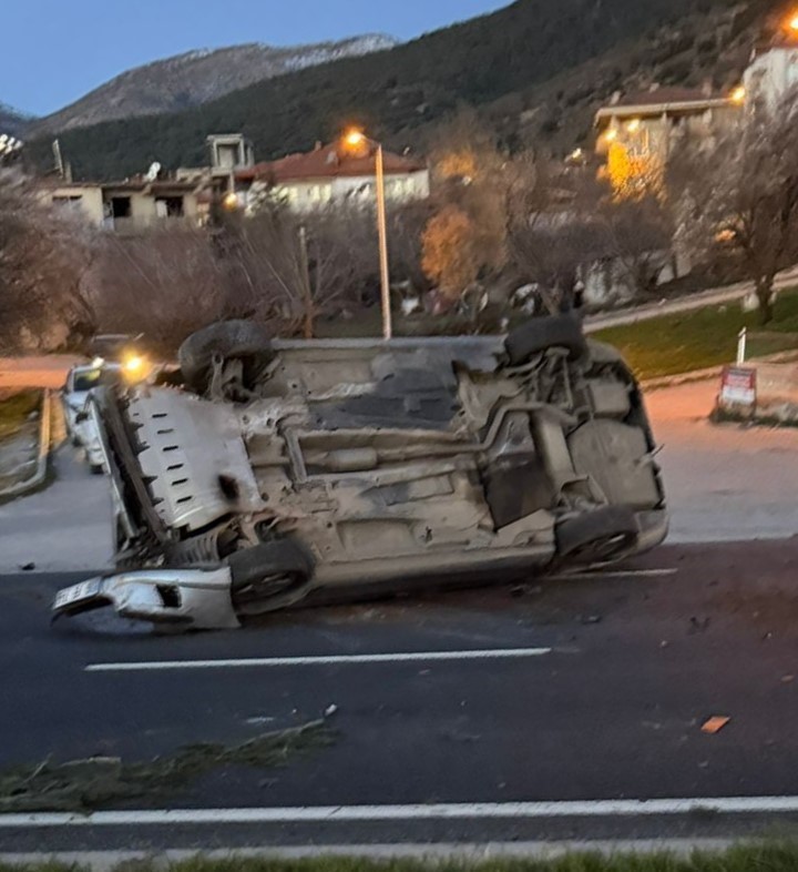 Denizli-Serinhisar karayolunda 2 ara&ccedil; takla attı; 5 yaralı
