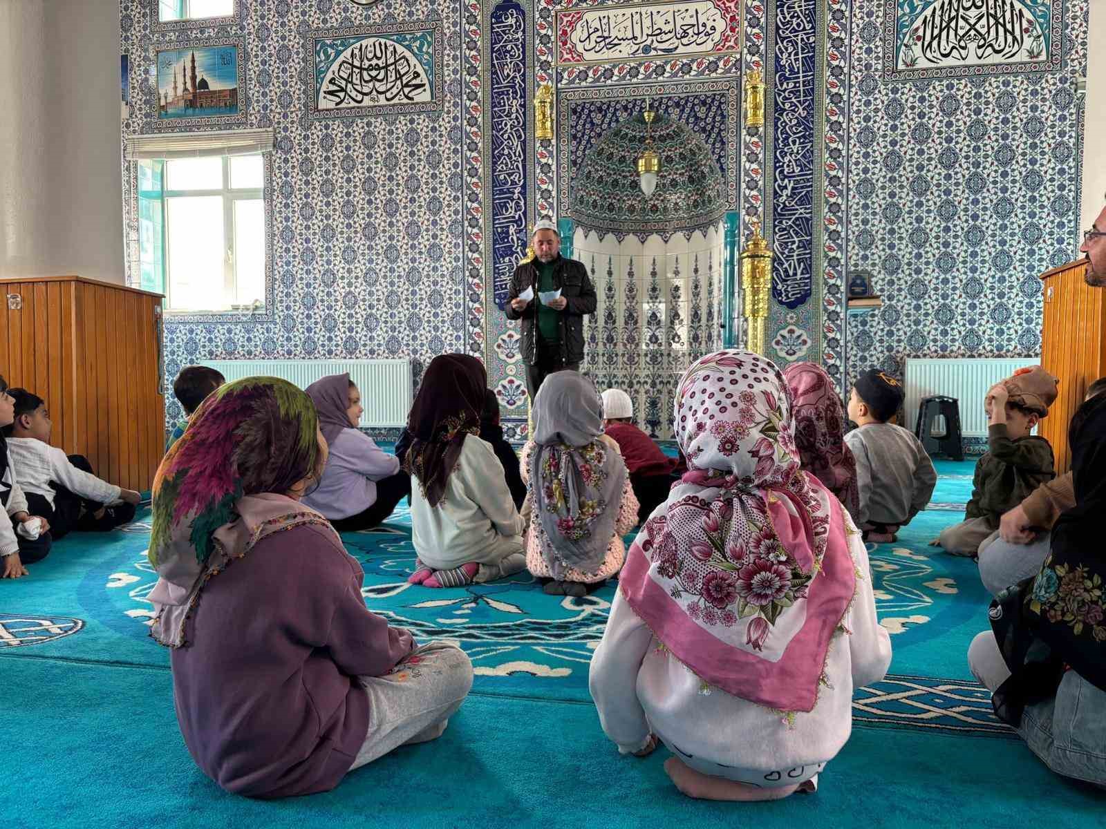 Anaokulu öğrencileri Fatih Camii’ni ziyaret etti