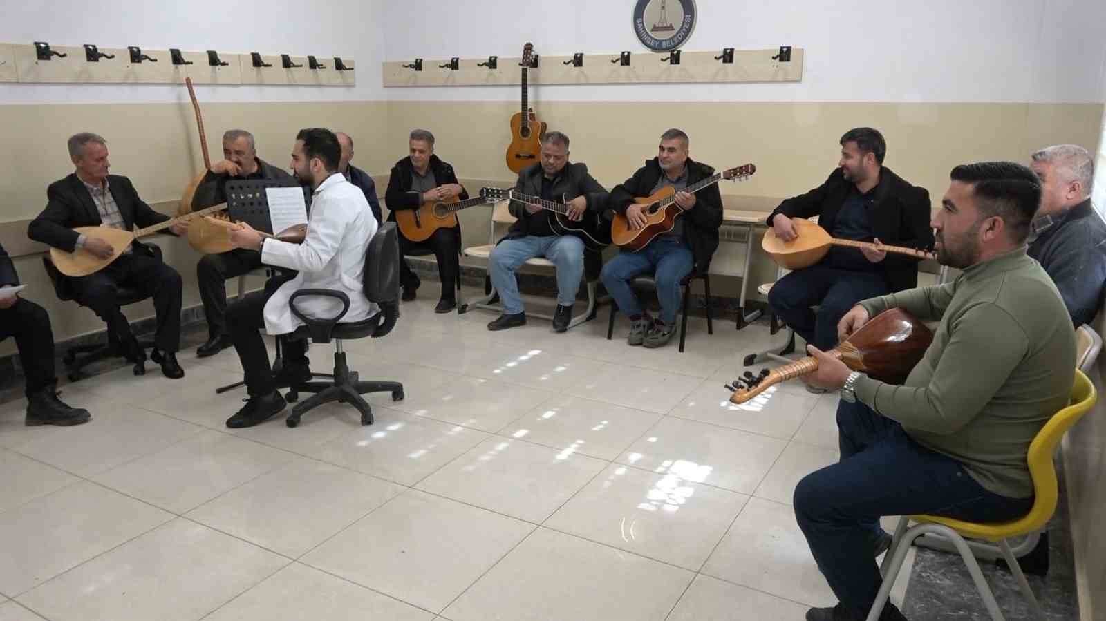 &Ccedil;ift&ccedil;iler m&uuml;zik kursunda gitar ve bağlama &ouml;ğreniyor
