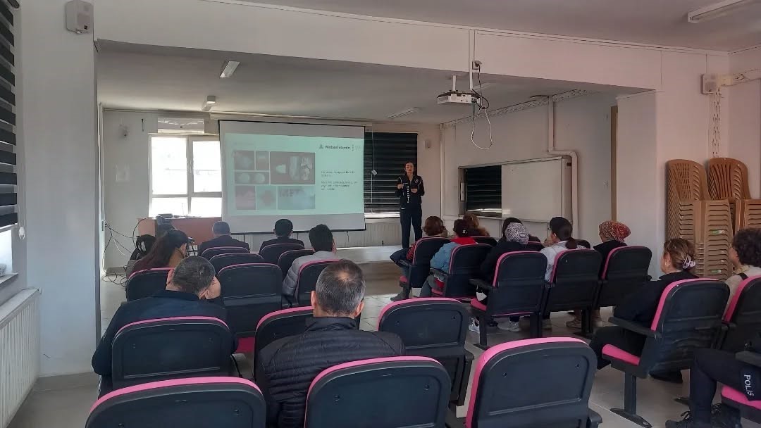 Yenipazar&rsquo;da veliler bağımlılıkla m&uuml;cadele konusunda bilgilendirildi
