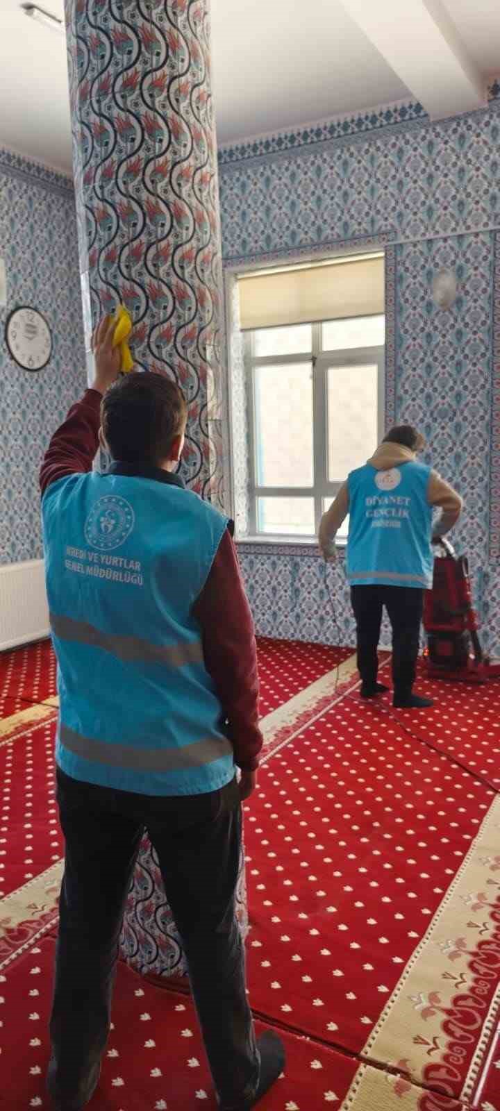 Eskişehir&rsquo;de &ouml;ğrenciler camii temizliği ger&ccedil;ekleştirdi
