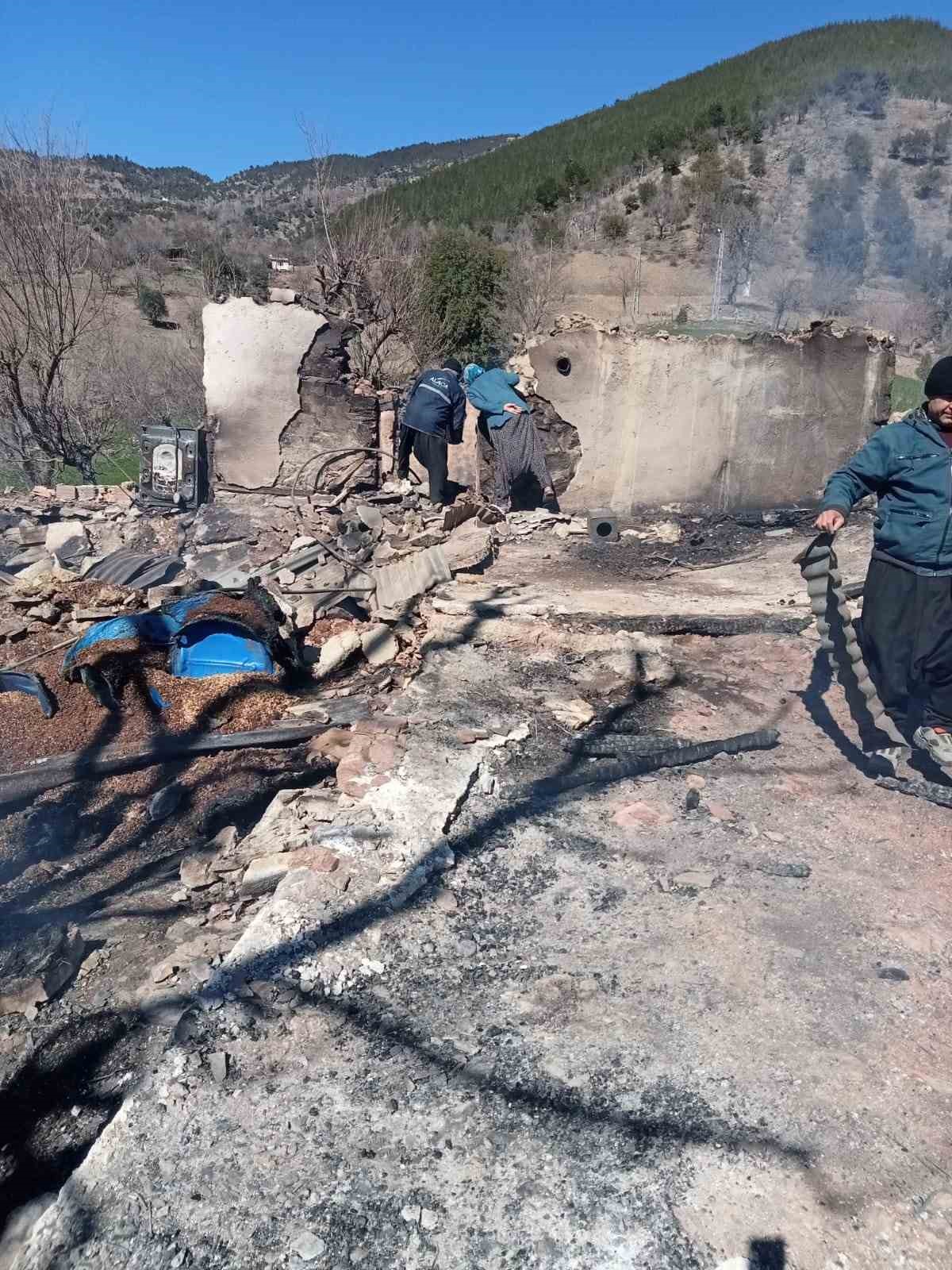 Yanan evden parasını kurtarmak isterken ağır yaralandı
