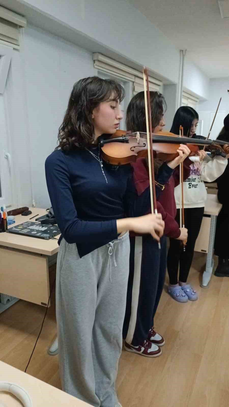 Yurt &ouml;ğrencileri i&ccedil;in keman kursu başladı
