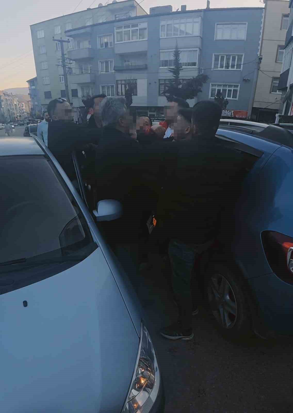 Yol verme kavgasında bı&ccedil;ak &ccedil;eken adamı vatandaşlar engelledi
