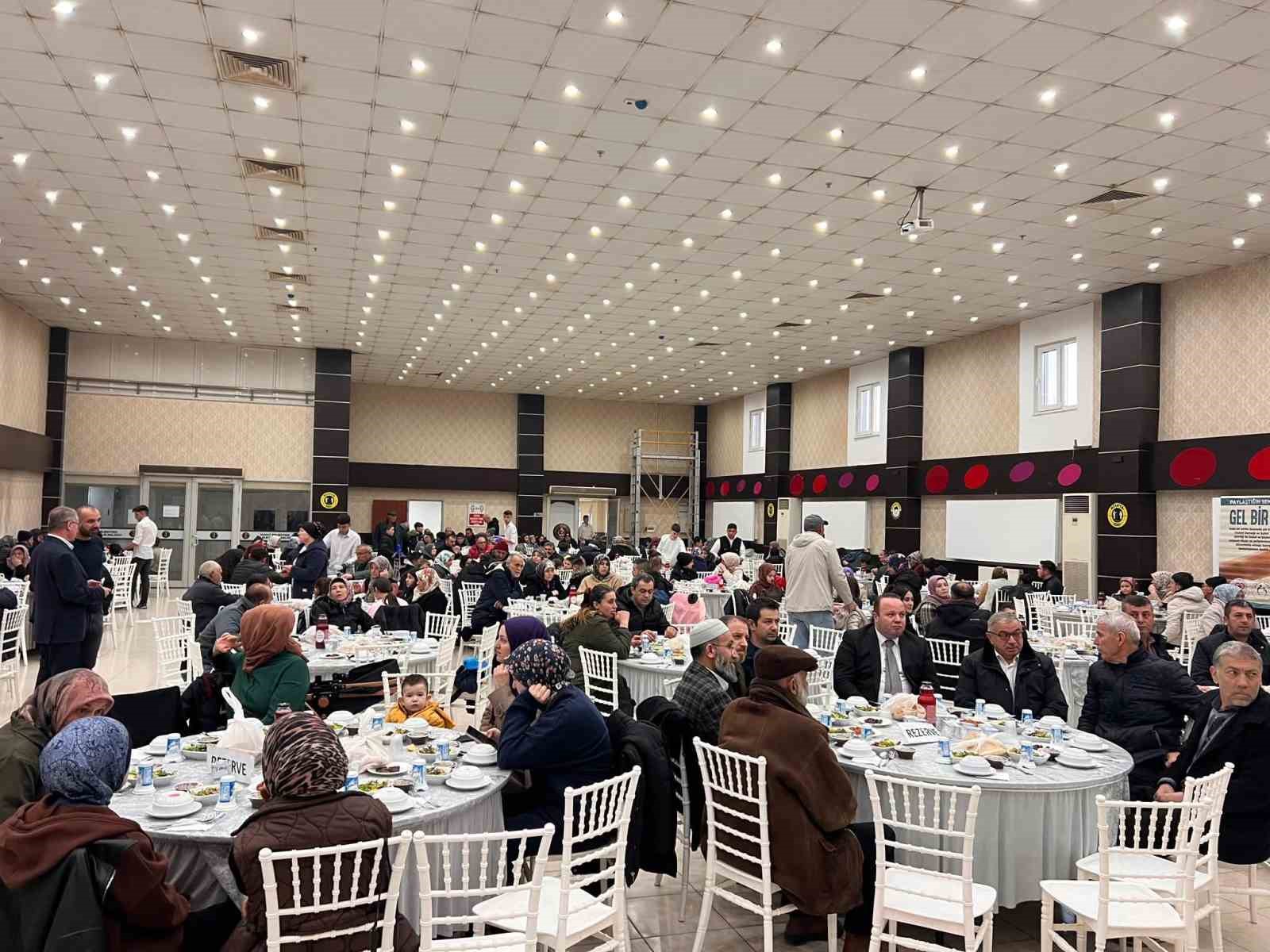 Şuhut&rsquo;ta g&ouml;n&uuml;lleri ısıtan iftar
