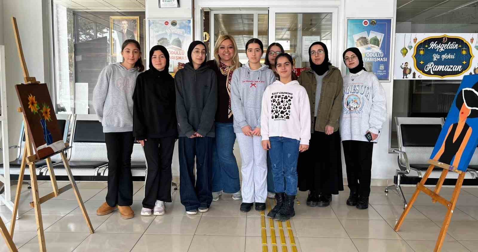 &Ouml;ğrencilerin &rsquo;Kadınlar G&uuml;n&uuml;&rsquo; sergisi a&ccedil;ıldı
