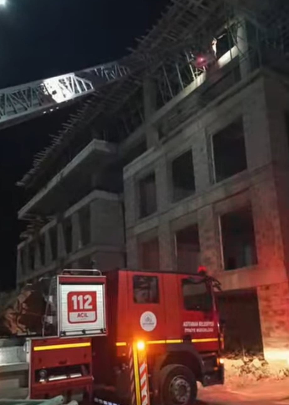 İnşaat halindeki binanın &ccedil;atısında korkutan yangın
