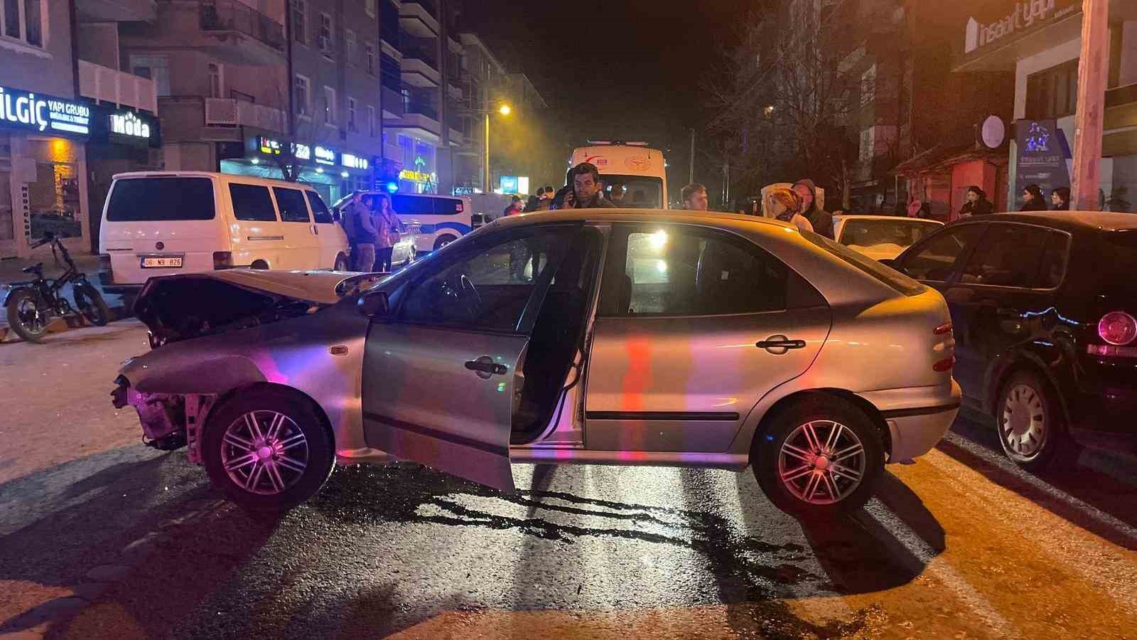 Park halindeki araca &ccedil;arpan otomobil kamerada: 2 yaralı
