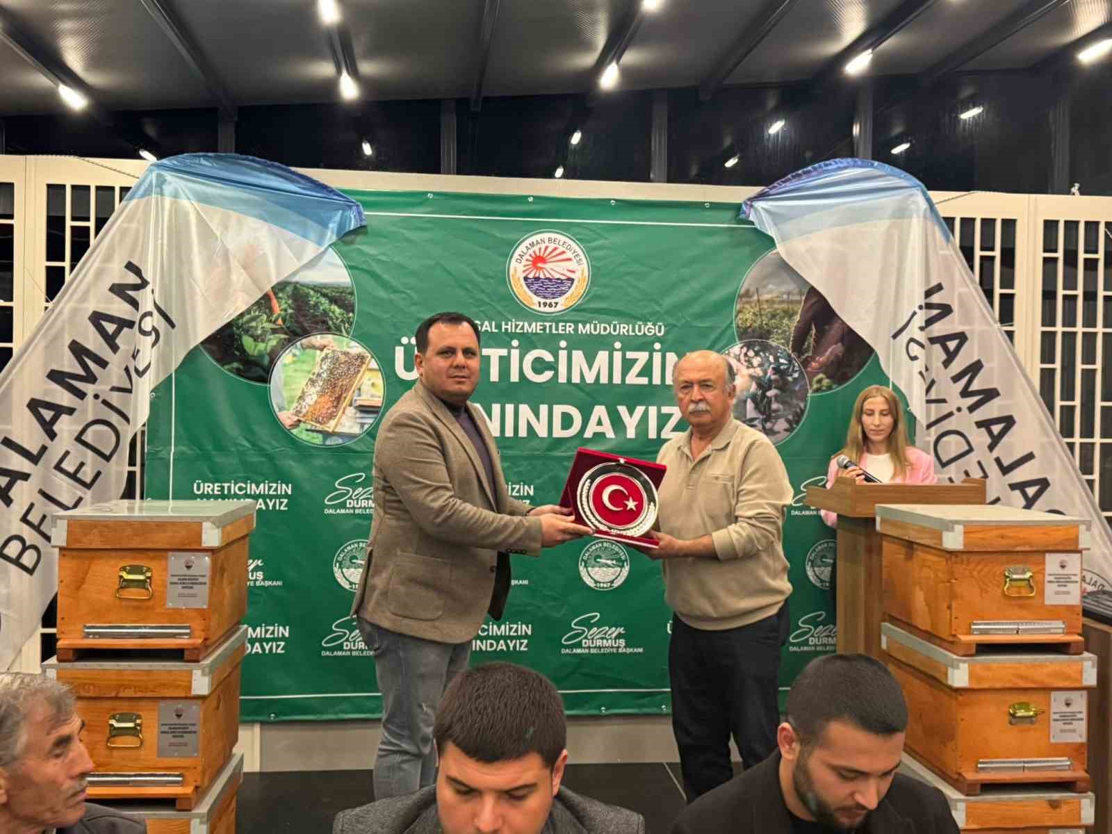 Dalaman Belediyesi&rsquo;nden gen&ccedil; arıcılara kovan desteği
