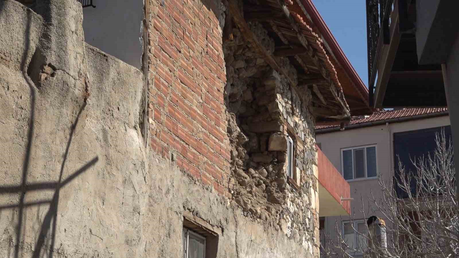 5.1 büyüklüğündeki depremin merkez üssü olan Buldan’daki eski yapılarda büyük hasarlar oluştu