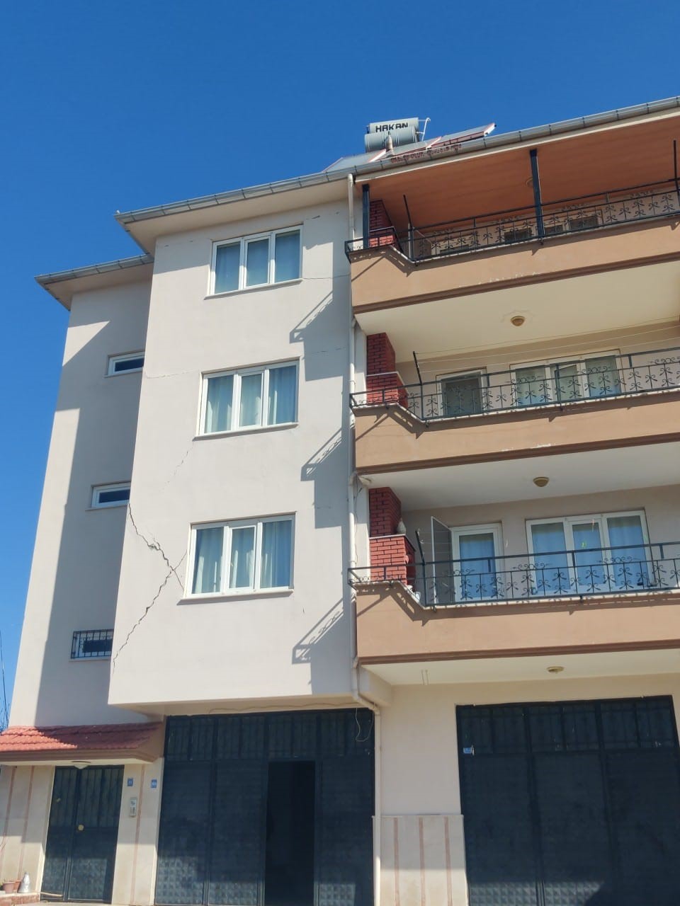 5.1 b&uuml;y&uuml;kl&uuml;ğ&uuml;ndeki depremin merkez &uuml;ss&uuml; olan Buldan&rsquo;daki eski yapılarda b&uuml;y&uuml;k hasarlar oluştu
