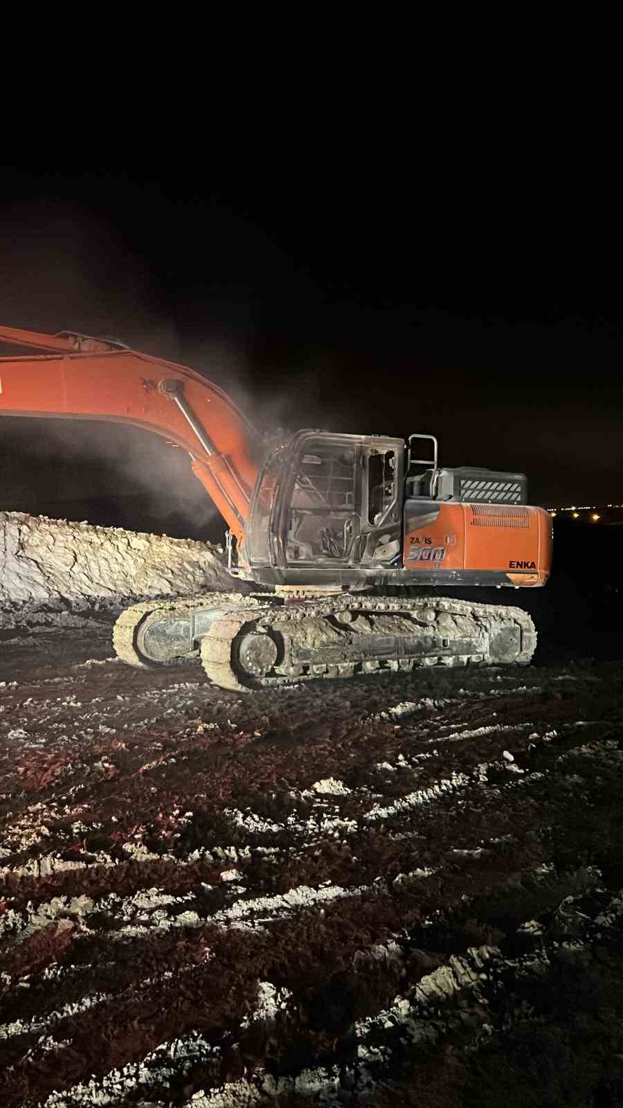 Batman Oymataş OSB şantiyesinde iş makinesi yakıldı