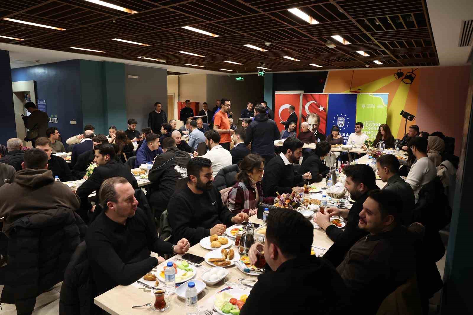 Başkan Mustafa Bozbey, gen&ccedil;lere sahur yaptı
