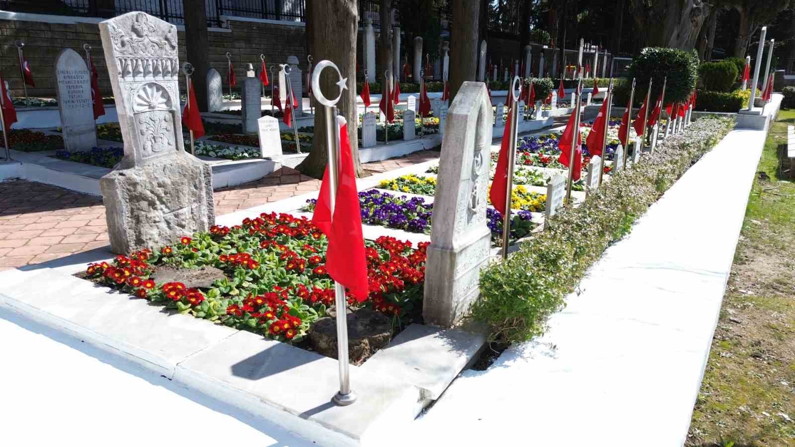 Şehitlikler 18 Mart&rsquo;a hazırlanıyor
