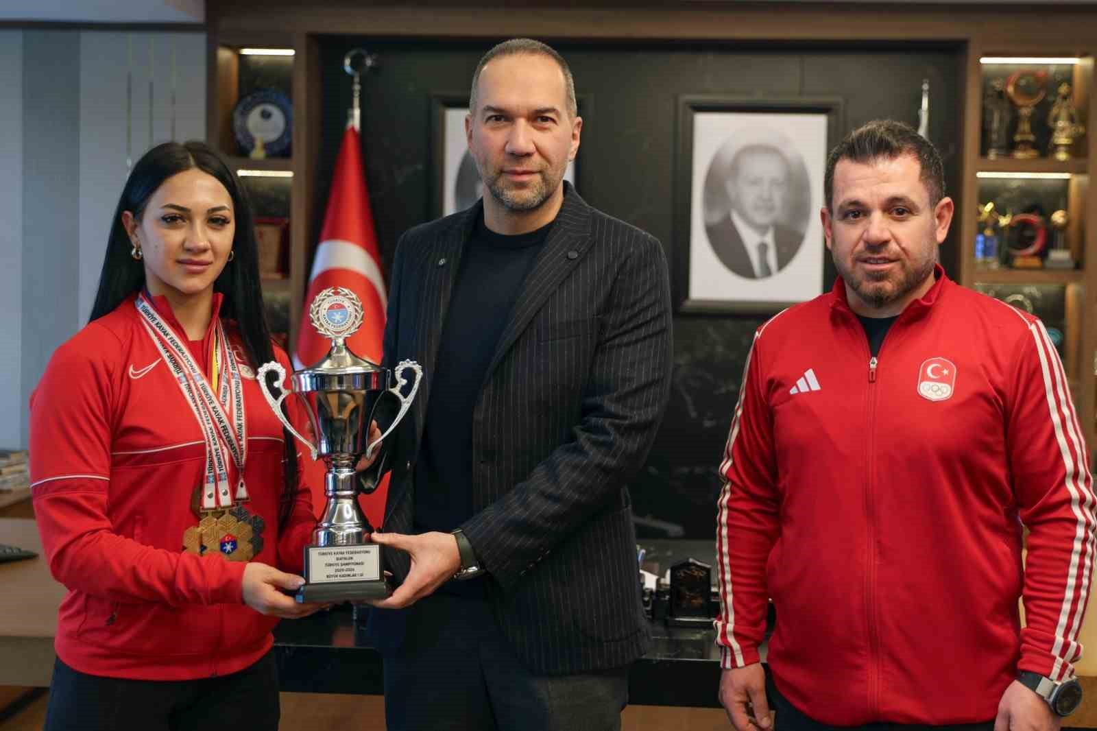 Niğdeli sporcu Ebru Tuncer&rsquo;den &ccedil;ifte gurur
