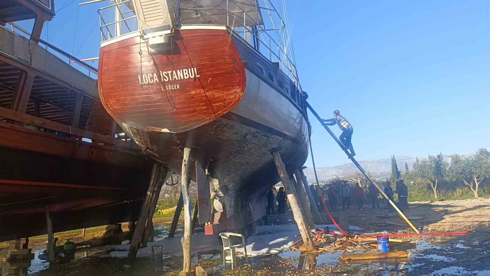 Bakım sırasında tur teknesi alev aldı dumandan etkilenen iş&ccedil;i hastanelik oldu
