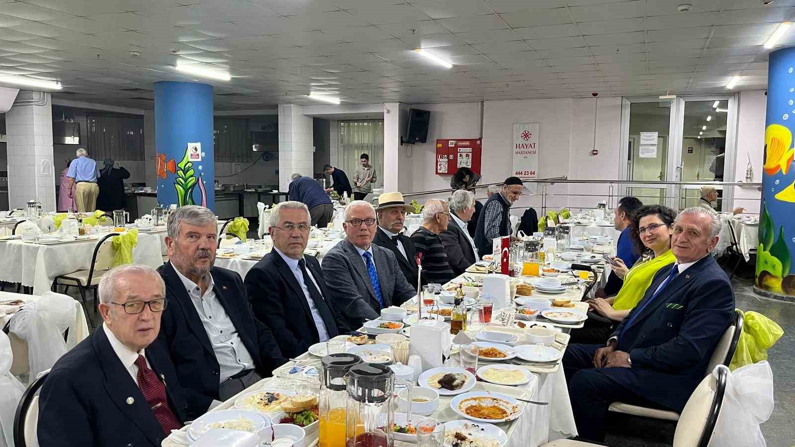 Sağlık &ccedil;alışanları, huzur evi sakinleriyle iftarda
