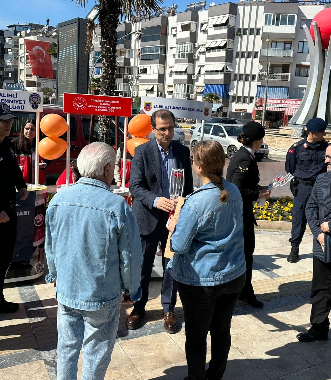 Salihli&rsquo;de kadına y&ouml;nelik şiddete karşı bilgilendirme stantları kuruldu
