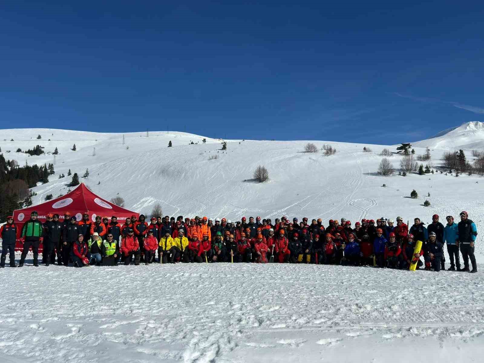 Uludağ&rsquo;da &ccedil;ığ arama kurtarma tatbikatı ger&ccedil;ekleşti
