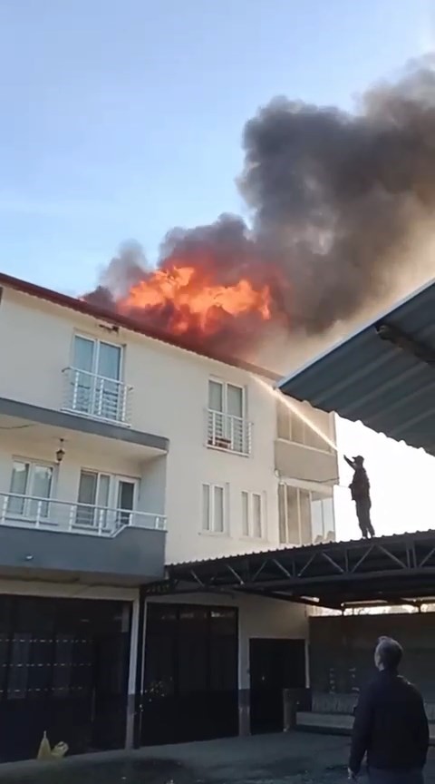 Evin çatısı küle döndü