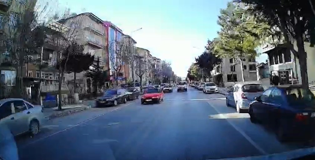 Isparta’da tehlikeli sollama kamerada: Kazadan kıl payı kurtuldu