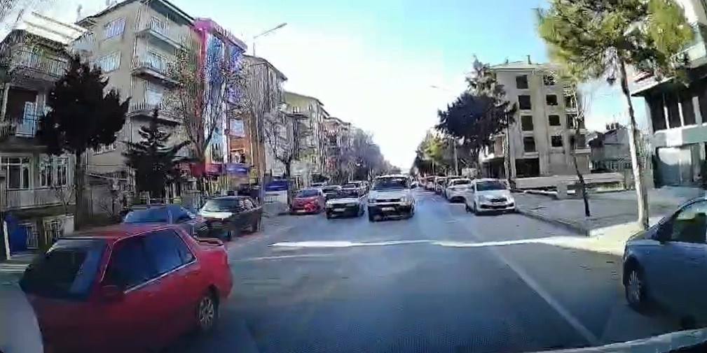 Isparta&rsquo;da tehlikeli sollama kamerada: Kazadan kıl payı kurtuldu
