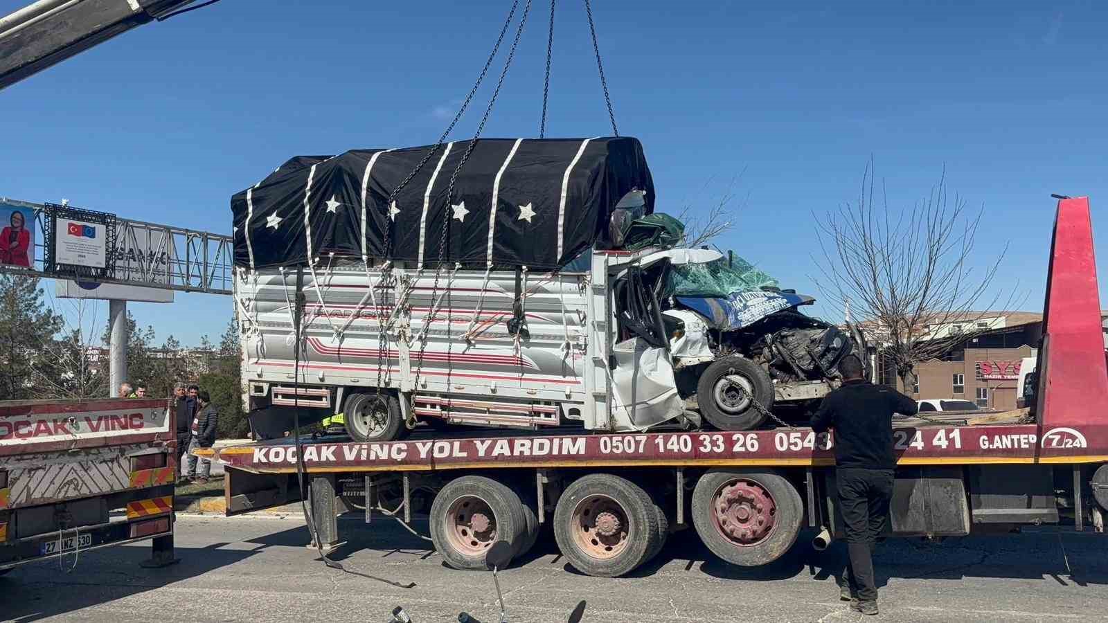 Gaziantep&rsquo;te minib&uuml;s ile kamyonet &ccedil;arpıştı: 4 yaralı
