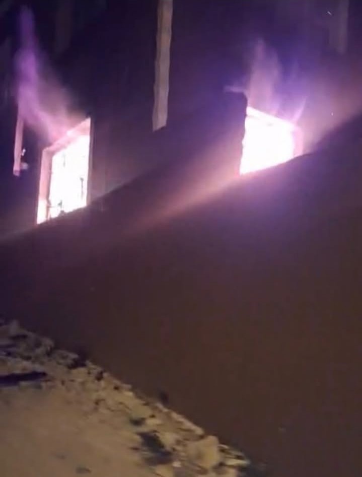 Altınözü’nde evden alevler yükseldi