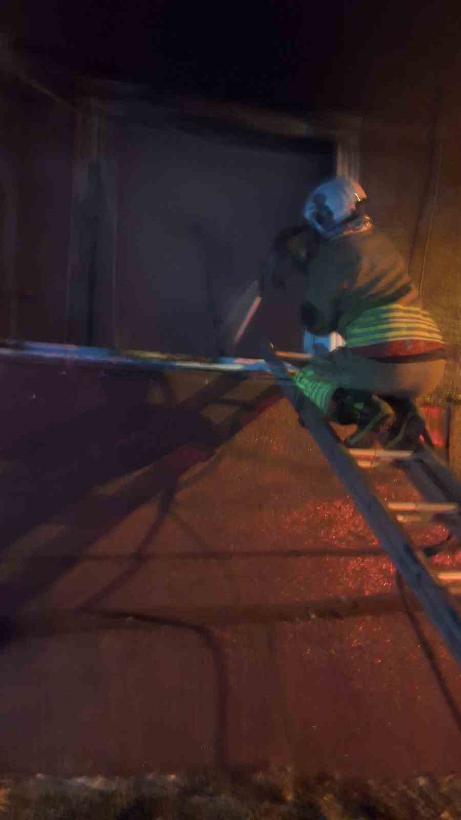 Altınözü’nde evden alevler yükseldi