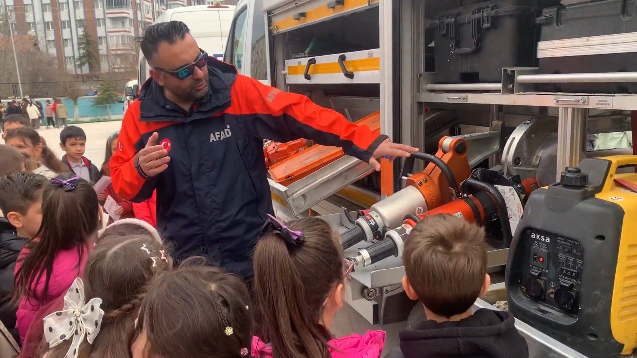 &Ccedil;orum&rsquo;da &ouml;ğrencilere deprem eğitimi
