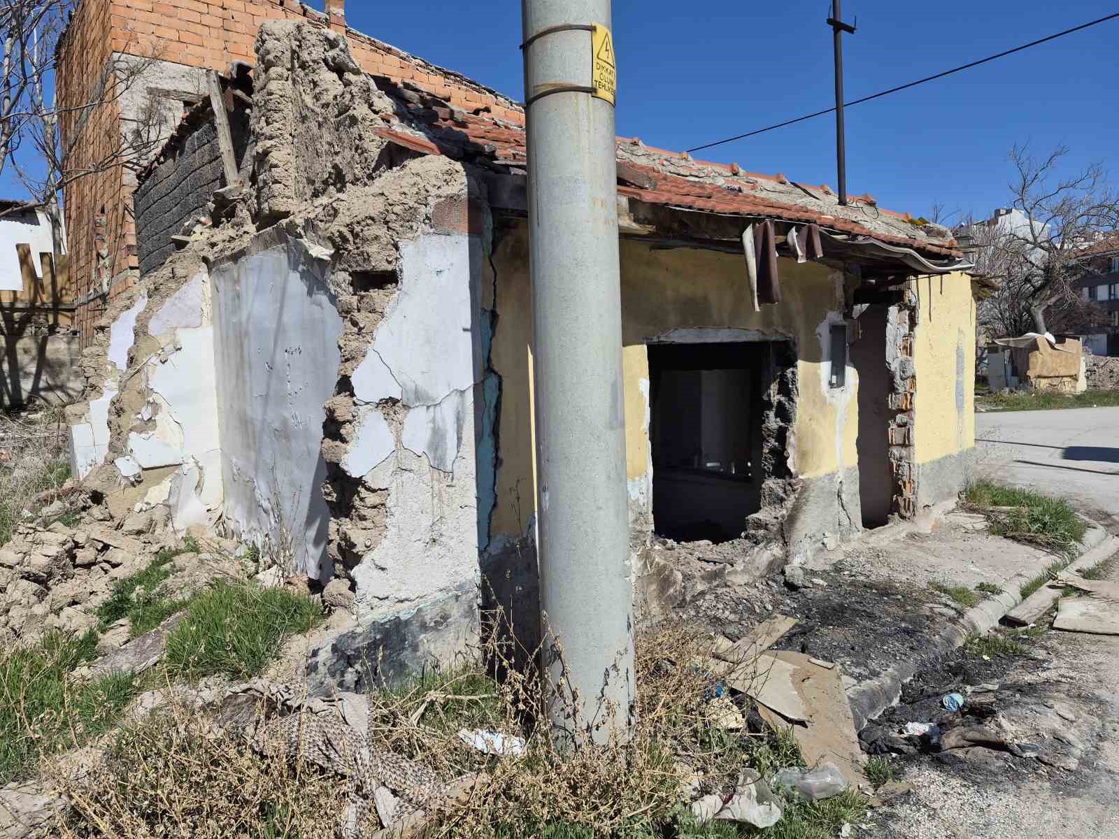 Metruk evler çevreye tehlike saçıyor