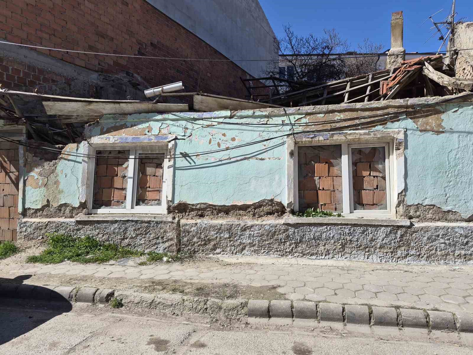 Metruk evler &ccedil;evreye tehlike sa&ccedil;ıyor
