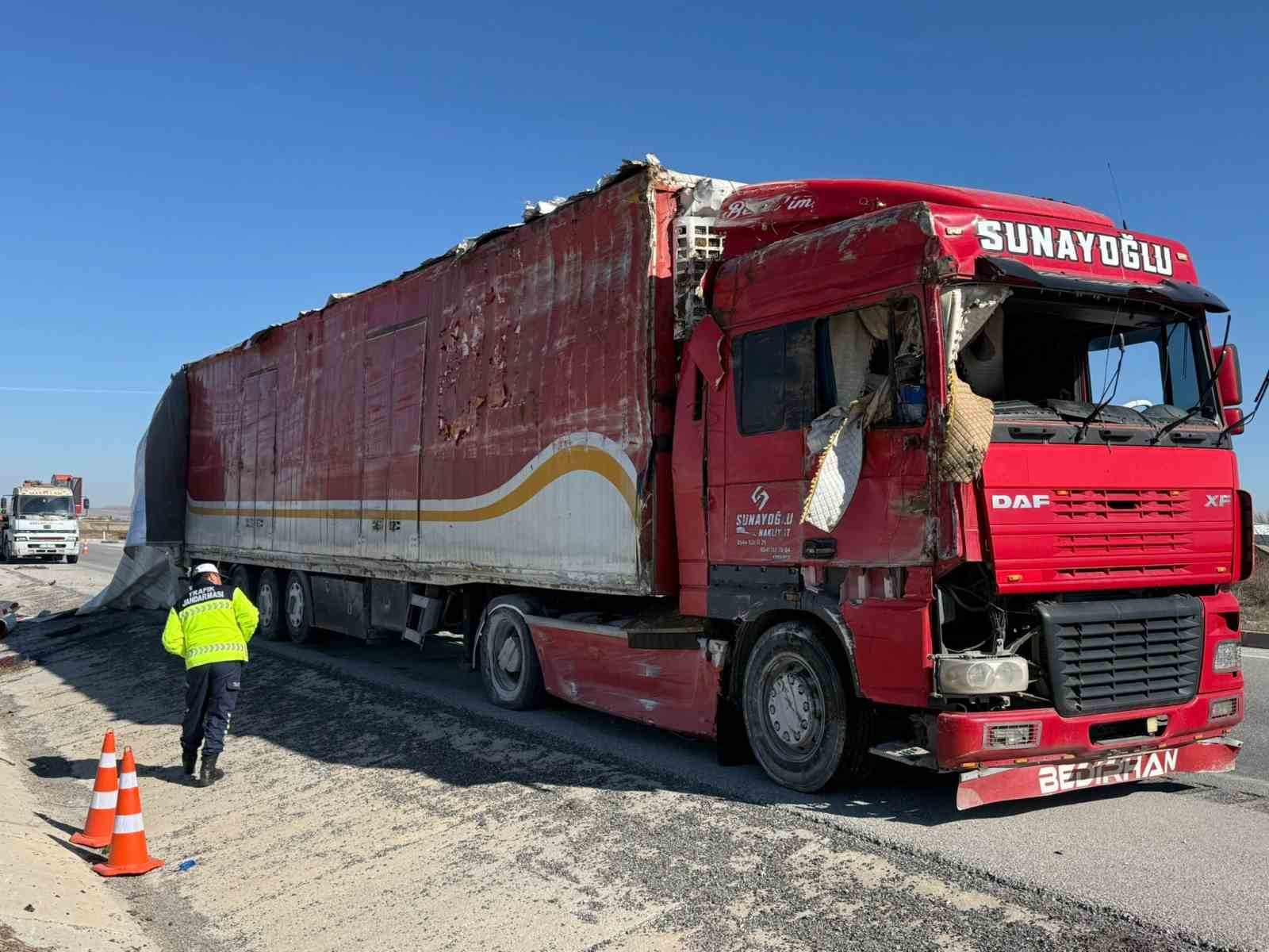 Hırdavat malzemesi y&uuml;kl&uuml; tır devrildi, s&uuml;r&uuml;c&uuml; yaralandı
