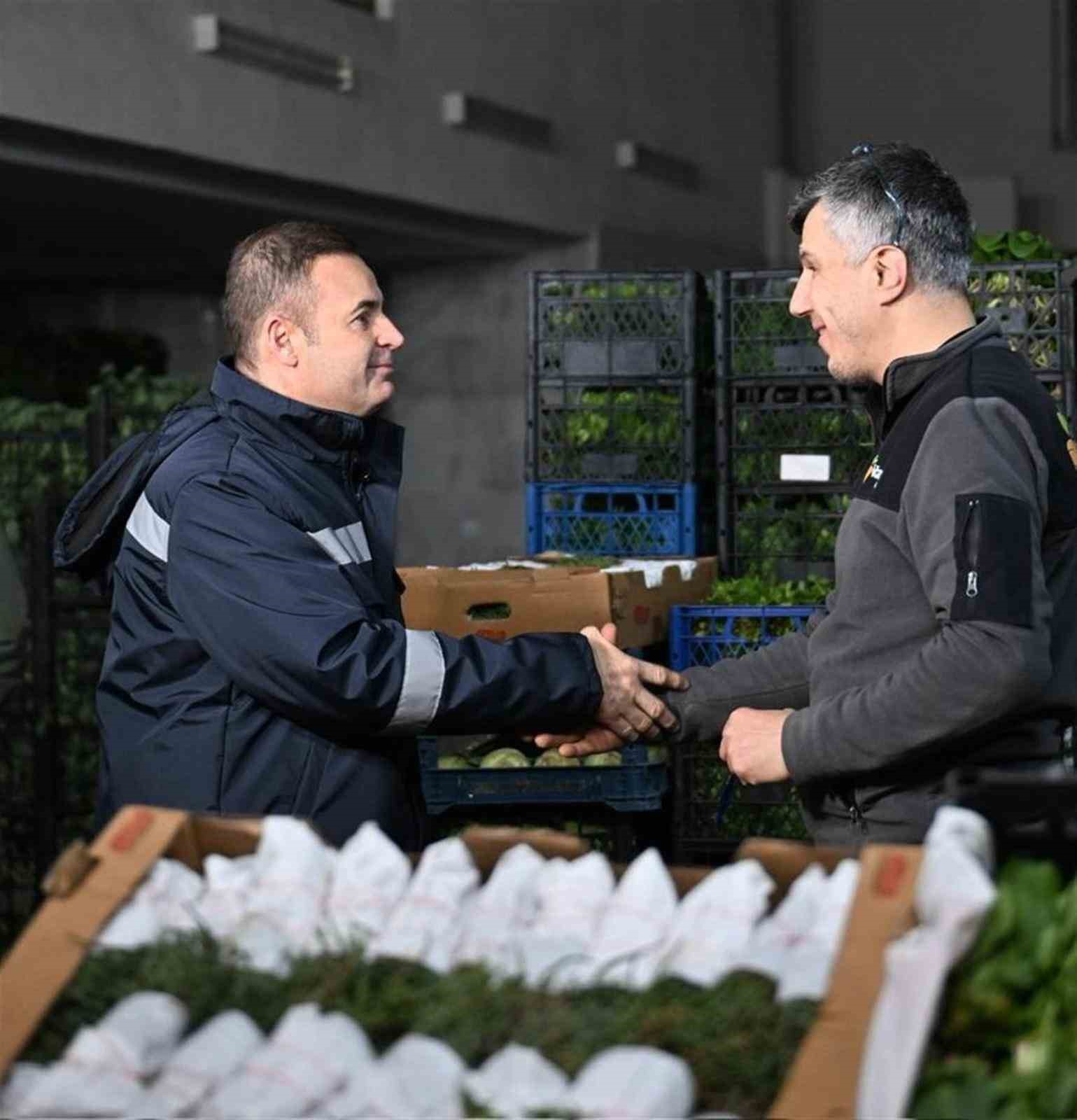 Başkan Ahmet Akın, sahurunu hal esnafıyla birlikte yaptı
