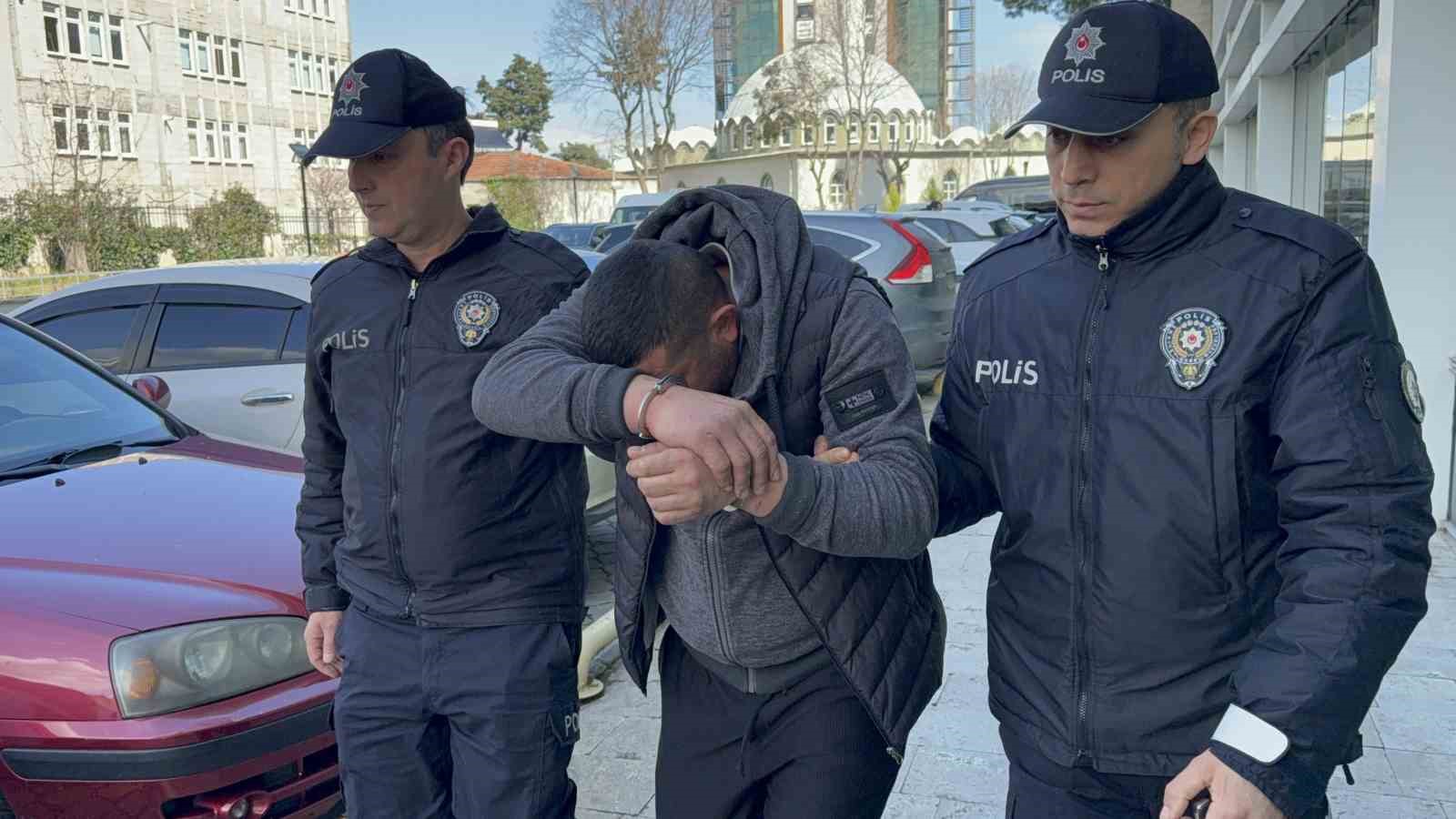 Polislere saldırıp polis aracına zarar veren alkoll&uuml; şahıs tutuklandı
