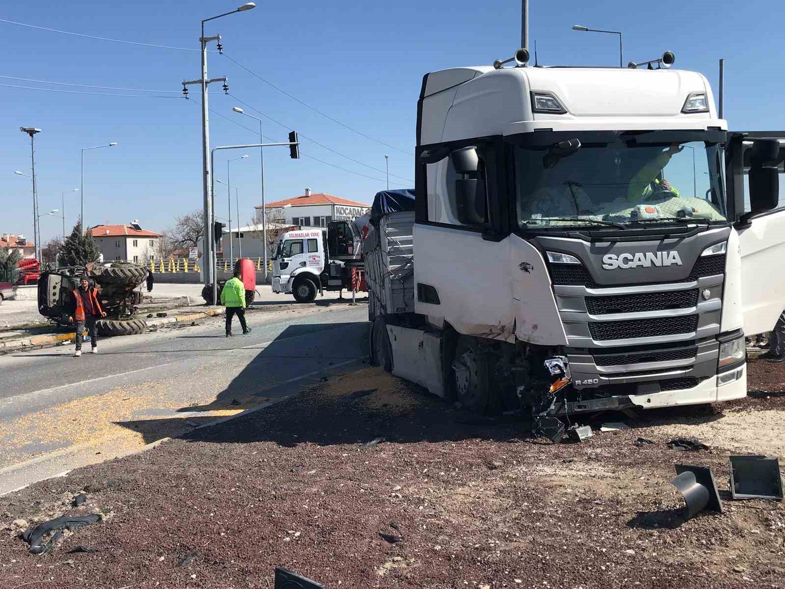 Tırın çarptığı traktör ikiye bölündü, sürücüsü yaralı kurtuldu