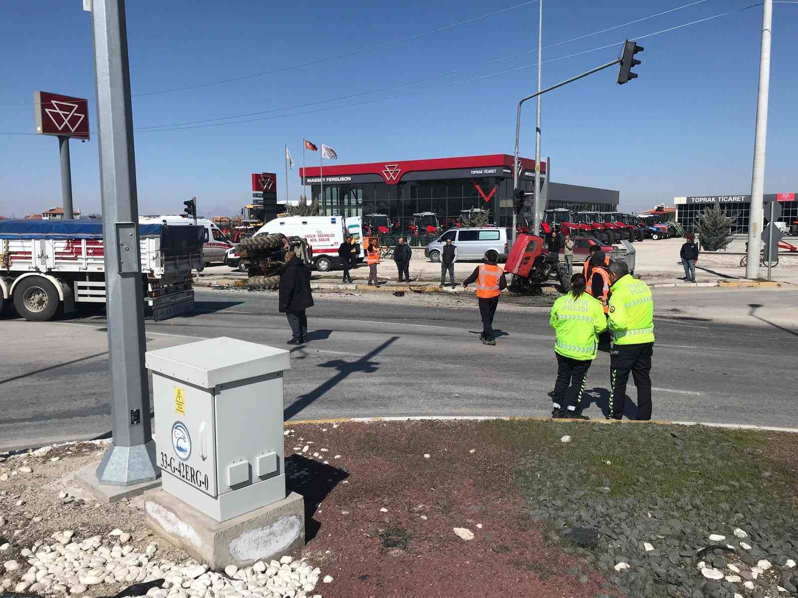 Tırın &ccedil;arptığı trakt&ouml;r ikiye b&ouml;l&uuml;nd&uuml;, s&uuml;r&uuml;c&uuml;s&uuml; yaralı kurtuldu
