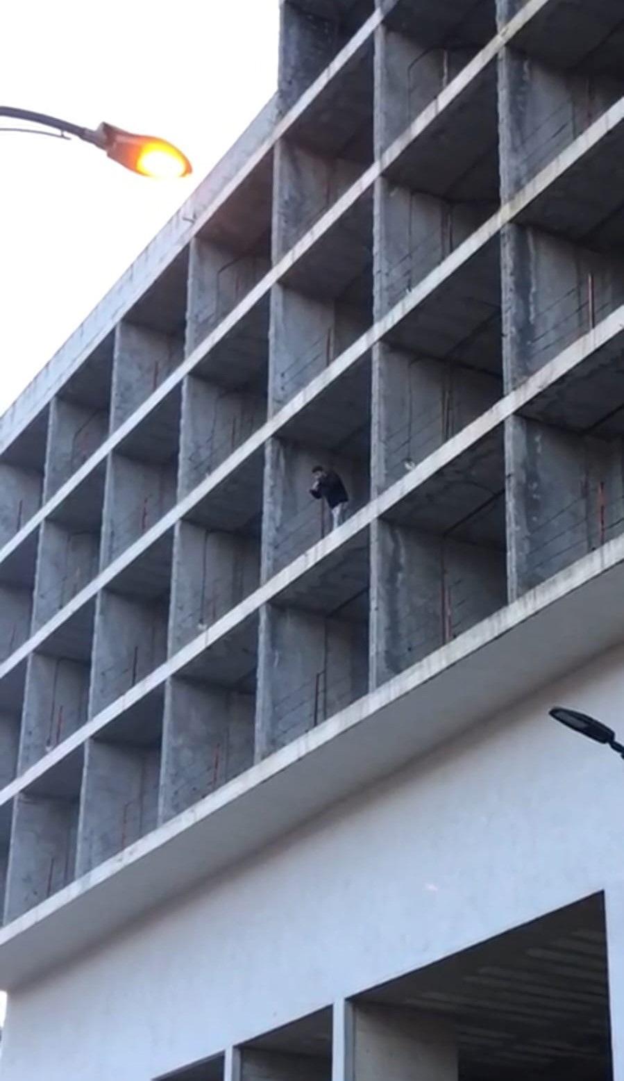 309 bin TL ceza yiyen s&uuml;r&uuml;c&uuml; inşaata &ccedil;ıktı
