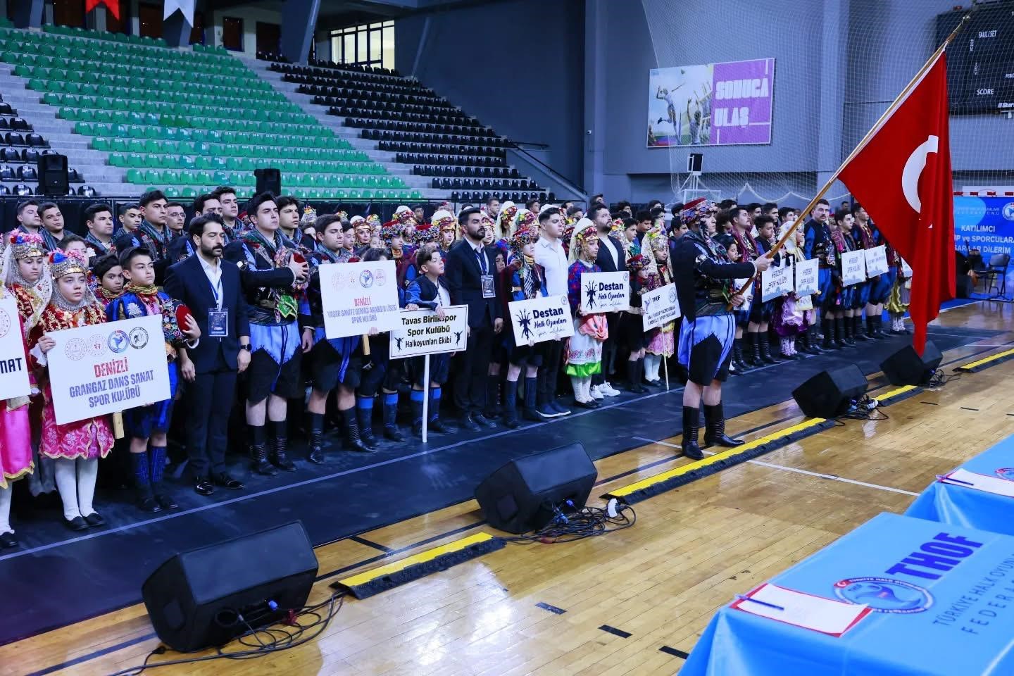 Halk oyunları şöleni izleyenleri mest etti
