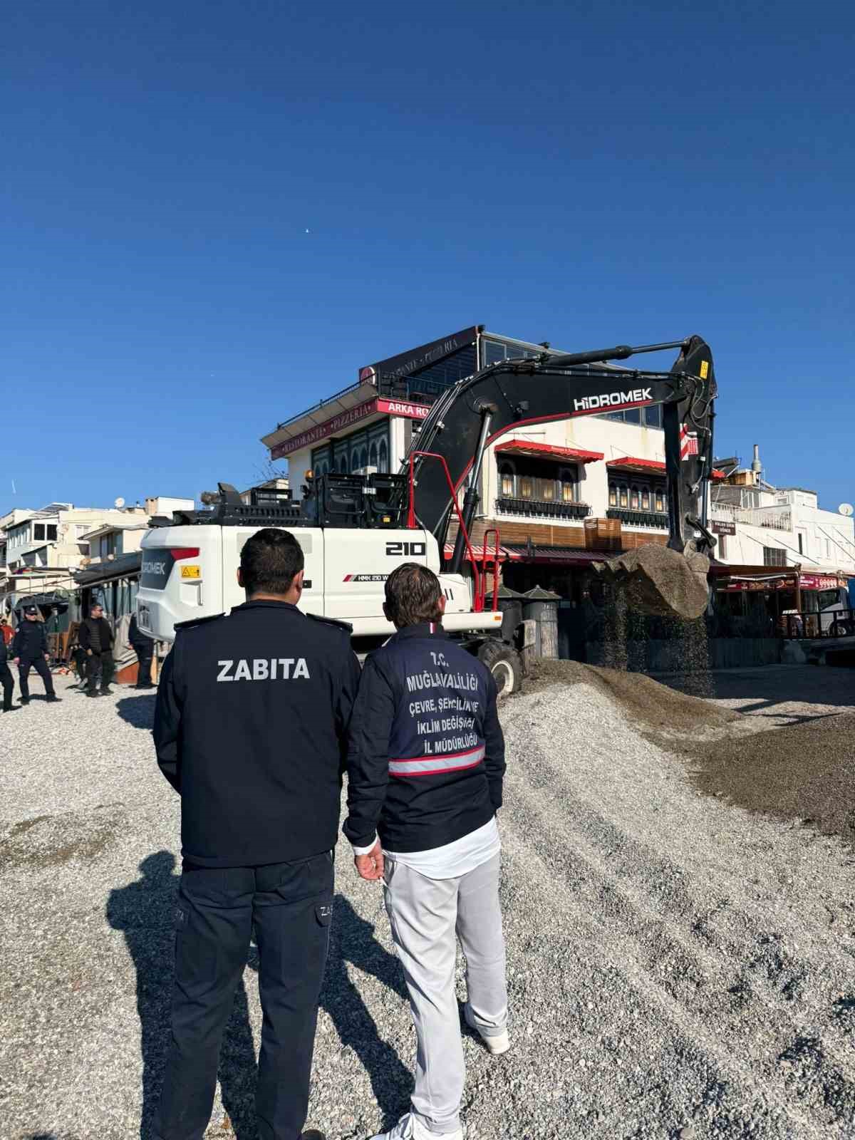 Kumbah&ccedil;e sahilinde işgalden temizleniyor
