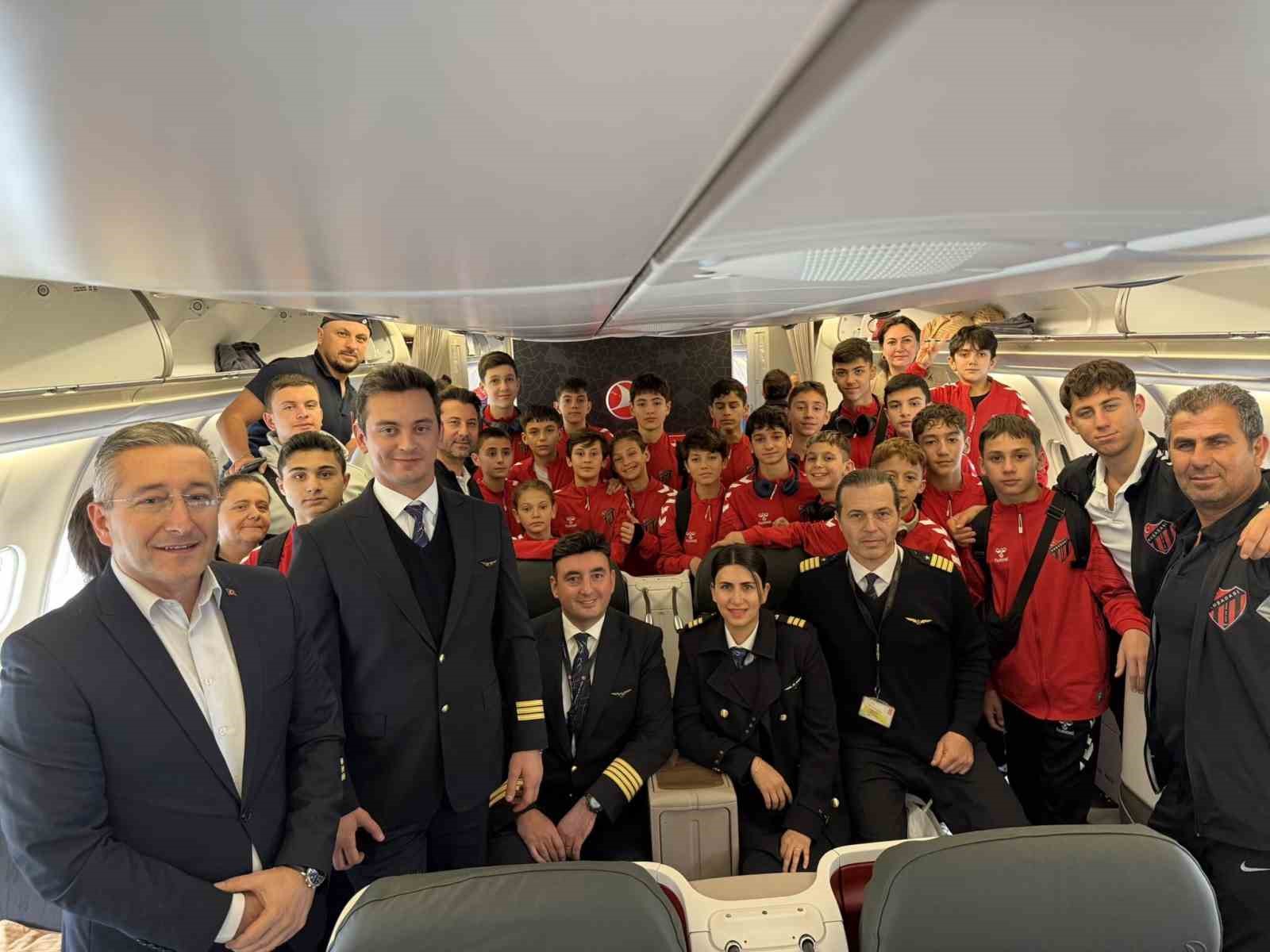 Katar’da mahsur kalan sporcular Türkiye’ye geldi