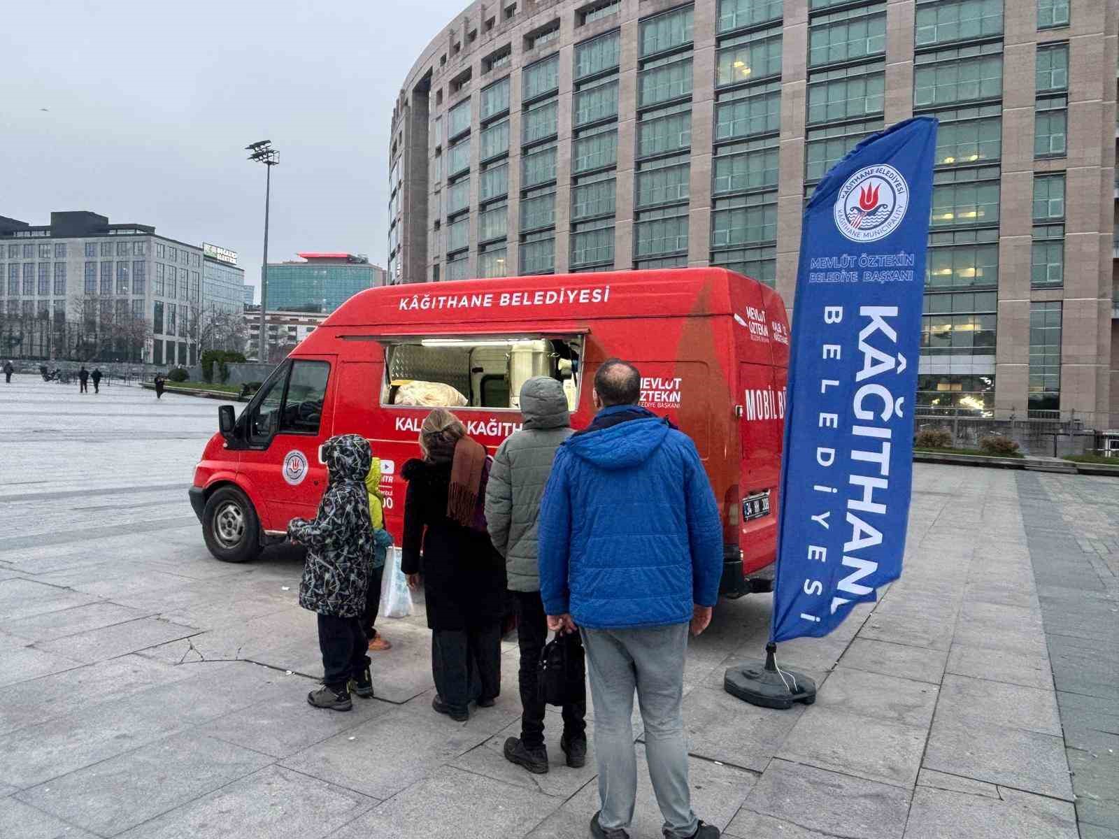 Kağıthane’de iftara yetişemeyenlere sıcak çorba ikramı