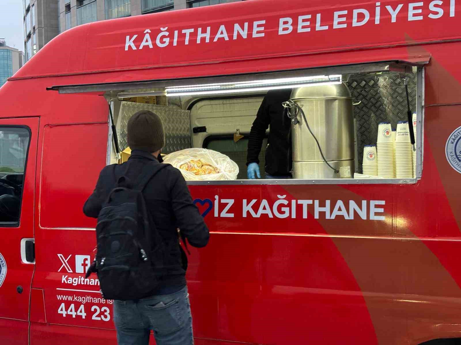 Kağıthane&rsquo;de iftara yetişemeyenlere sıcak &ccedil;orba ikramı
