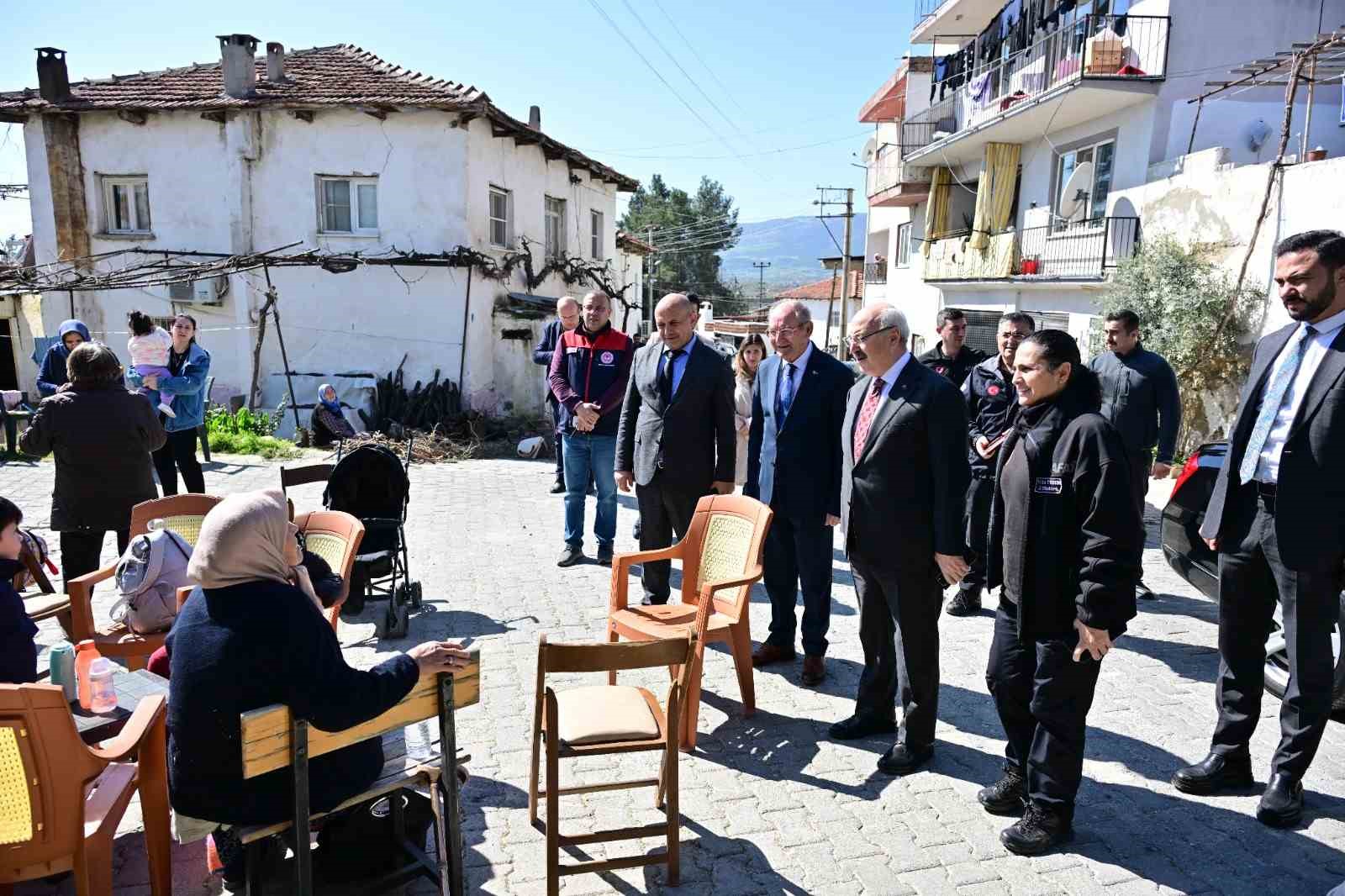 Vali Köşger, 5.1’lik depremin merkez üssü Buldan’da incelemelerde bulundu